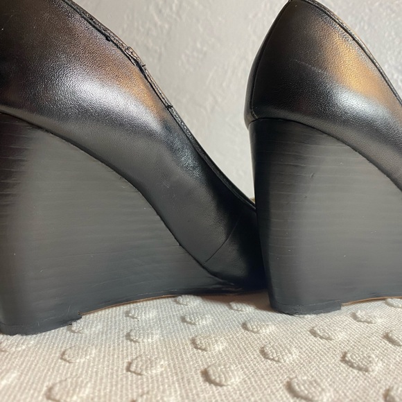 VINCE CAMUTO Black Wedge with Bow Toe - Picture 15 of 16